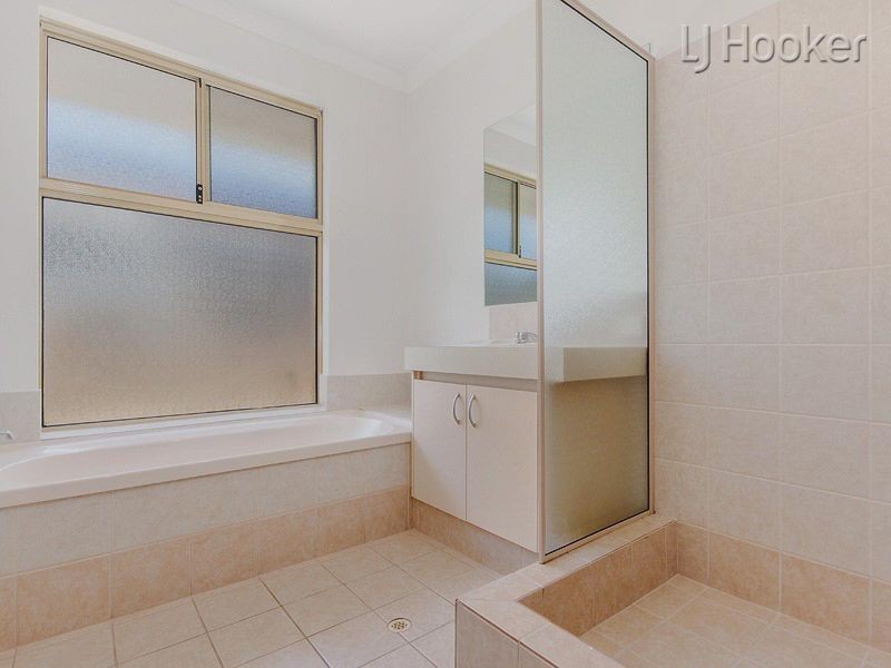 16 Roundhill Drive, Port Kennedy WA 6172