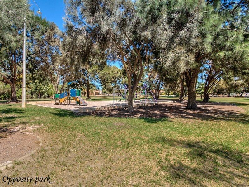 16 Roundhill Drive, Port Kennedy WA 6172