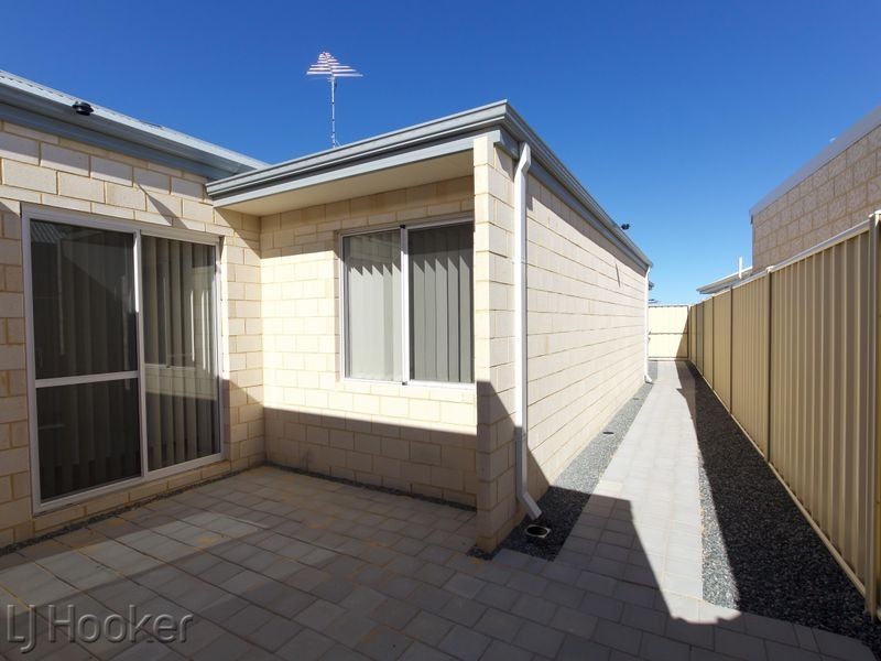 15 Benalla Way, Lakelands WA 6180