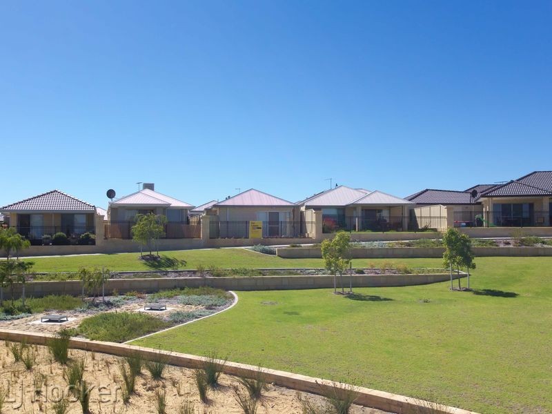 15 Benalla Way, Lakelands WA 6180