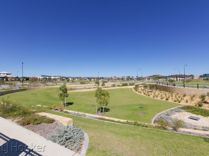 15 Benalla Way, Lakelands WA 6180