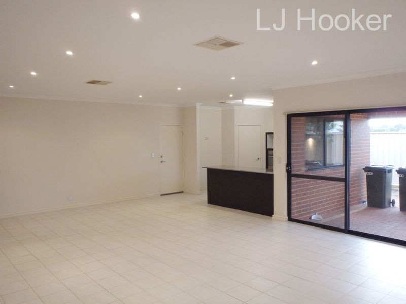 5 Quandong Pathway, Halls Head WA 6210