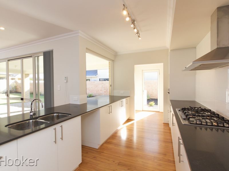 16 Bancoura Parkway, Secret Harbour WA 6173