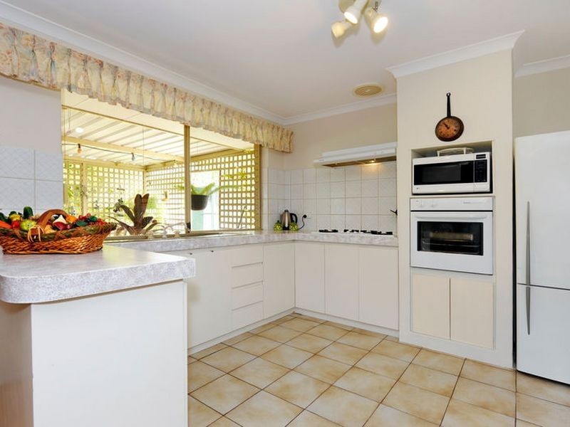 4 Moore Court, Cooloongup WA 6168