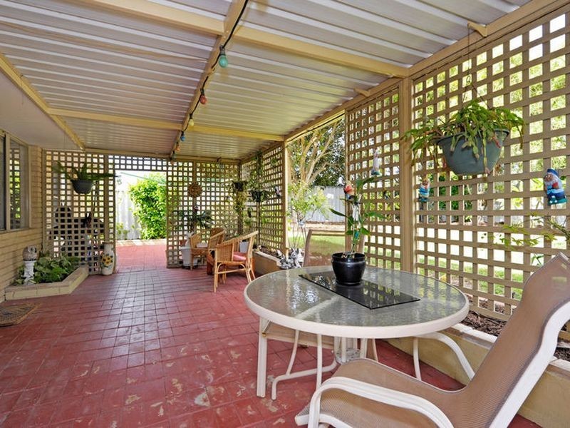 4 Moore Court, Cooloongup WA 6168