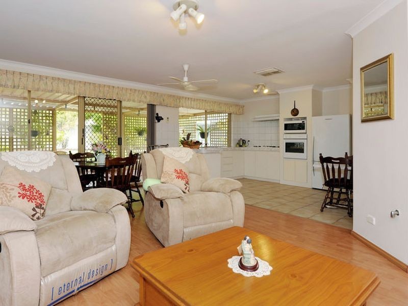 4 Moore Court, Cooloongup WA 6168