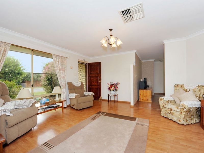 4 Moore Court, Cooloongup WA 6168