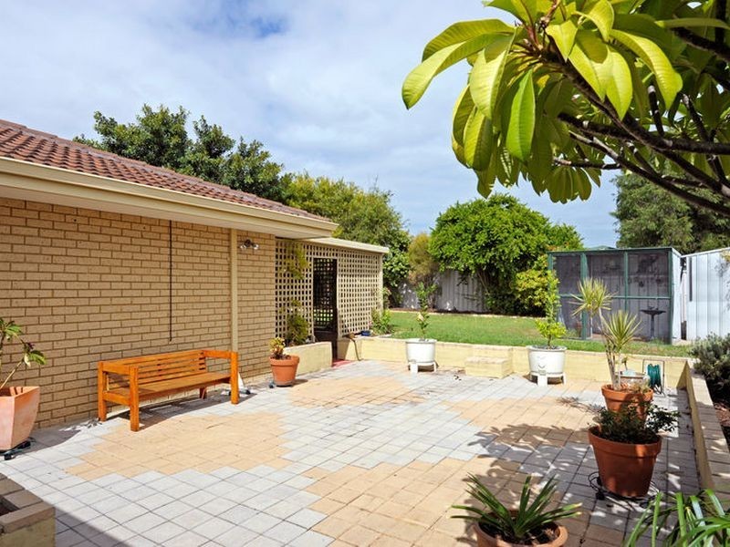 4 Moore Court, Cooloongup WA 6168