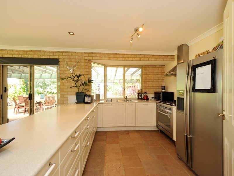 4 Latania Grove, Warnbro WA 6169