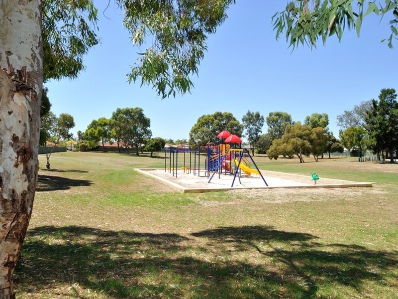 4 Latania Grove, Warnbro WA 6169