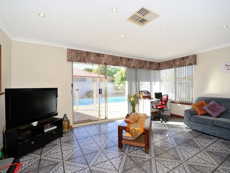 16 Balleroy Place, Port Kennedy WA 6172