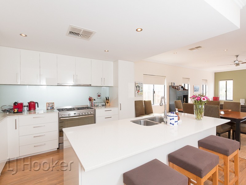 5 Buttercup Parkway, Halls Head WA 6210