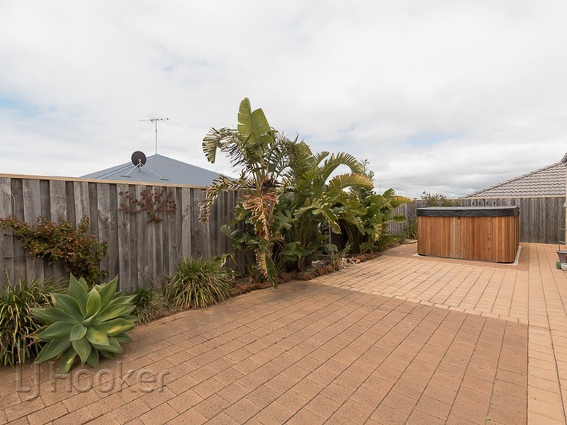 5 Buttercup Parkway, Halls Head WA 6210