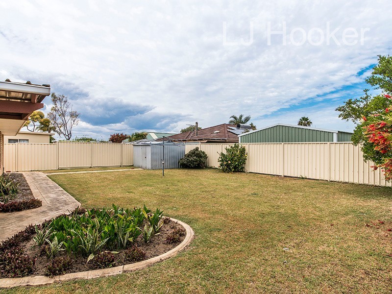 13 Woodbridge Drive, Cooloongup WA 6168