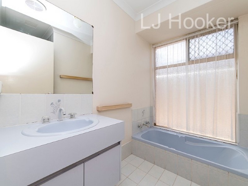 13 Woodbridge drive, Cooloongup WA 6168