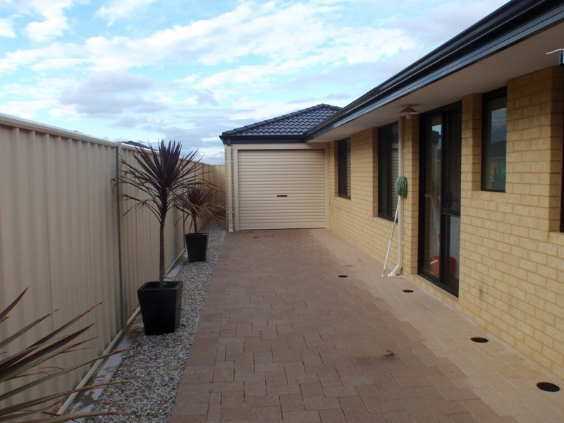 7 Highcliffe Circle, Lakelands WA 6180