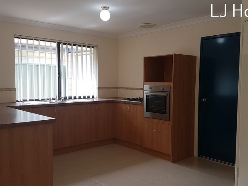 18 Kinsale Bend, Port Kennedy WA 6172