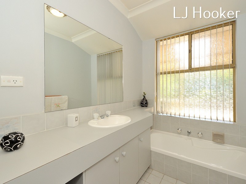 4 Fernando Place, Safety Bay WA 6169