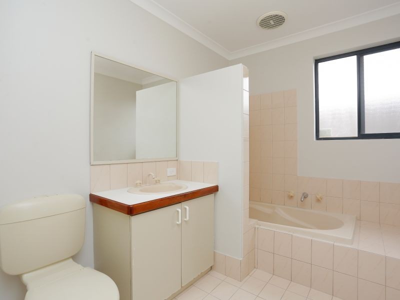 8/14 Stephen Street, Queens Park WA 6107