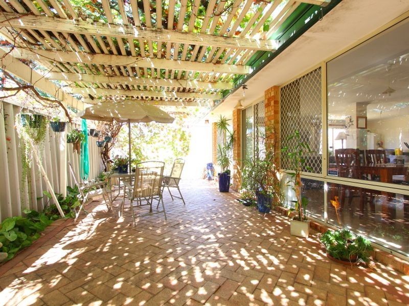 8 Woodrow Court, Queens Park WA 6107