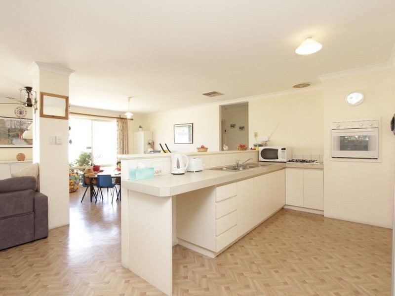 8 Woodrow Court, Queens Park WA 6107