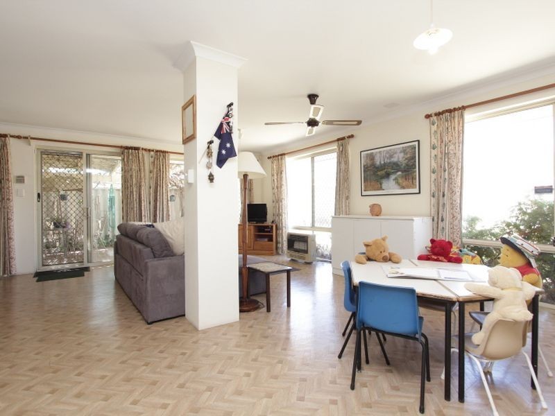 8 Woodrow Court, Queens Park WA 6107