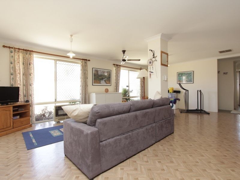 8 Woodrow Court, Queens Park WA 6107