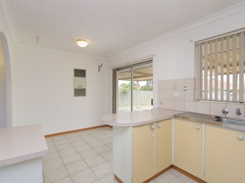 29 Longhurst Way, Queens Park WA 6107