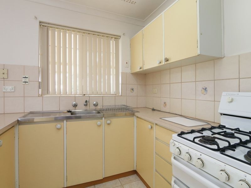 29 Longhurst Way, Queens Park WA 6107