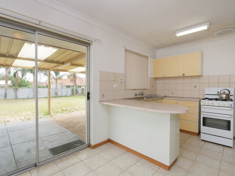 29 Longhurst Way, Queens Park WA 6107