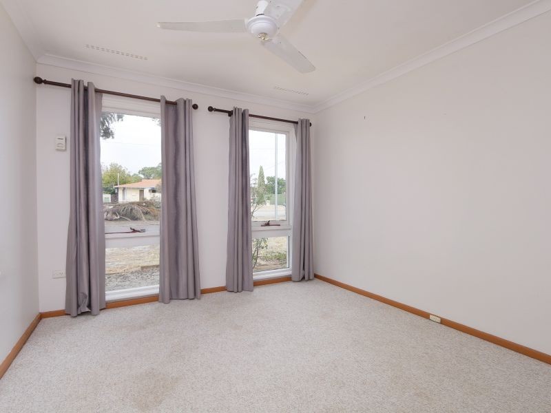 29 Longhurst Way, Queens Park WA 6107