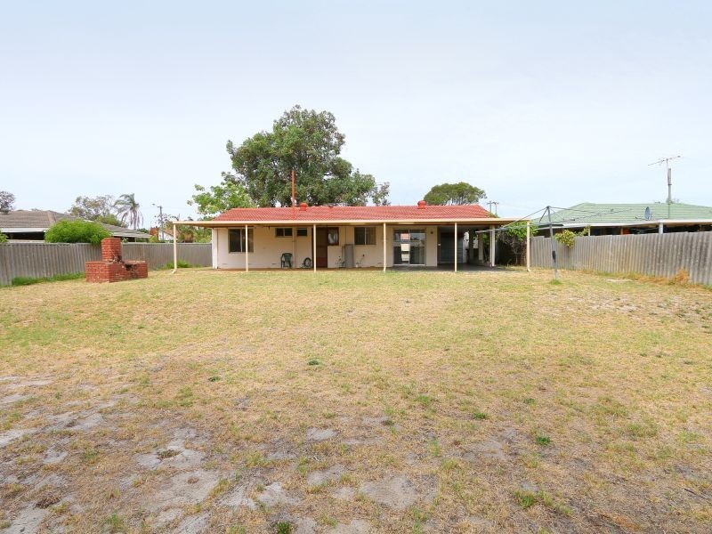 29 Longhurst Way, Queens Park WA 6107