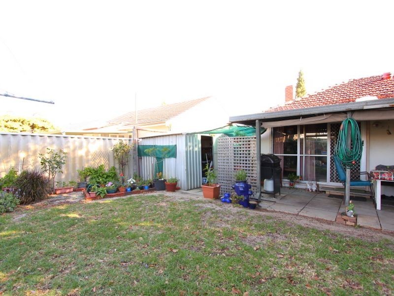 64 Hartfield Street, Queens Park WA 6107