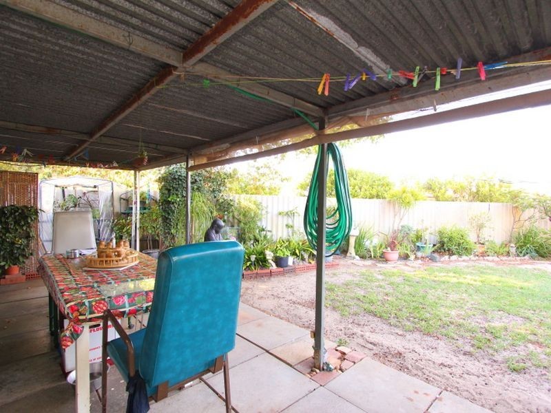 64 Hartfield Street, Queens Park WA 6107