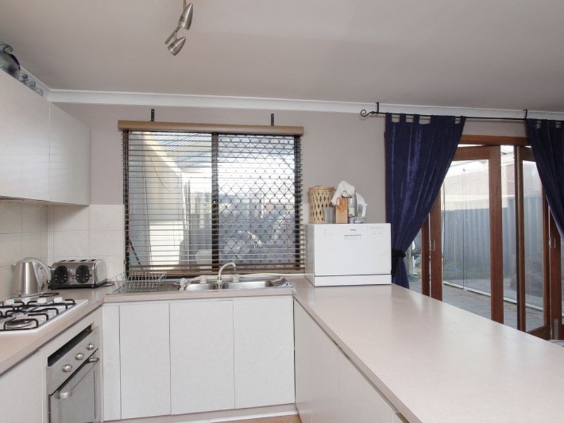 3/2 Ursuline Vista, Queens Park WA 6107