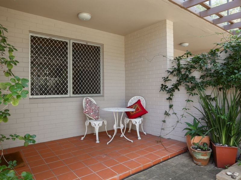 2/4 Comer Street, Como WA 6152
