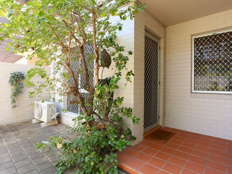 2/4 Comer Street, Como WA 6152