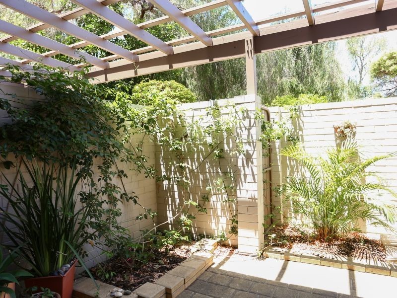 2/4 Comer Street, Como WA 6152