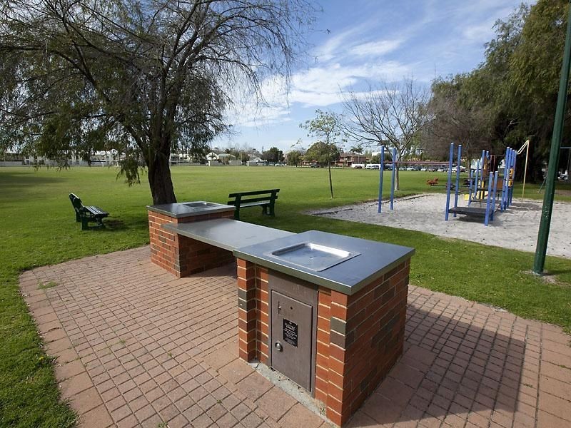 2/4 Comer Street, Como WA 6152