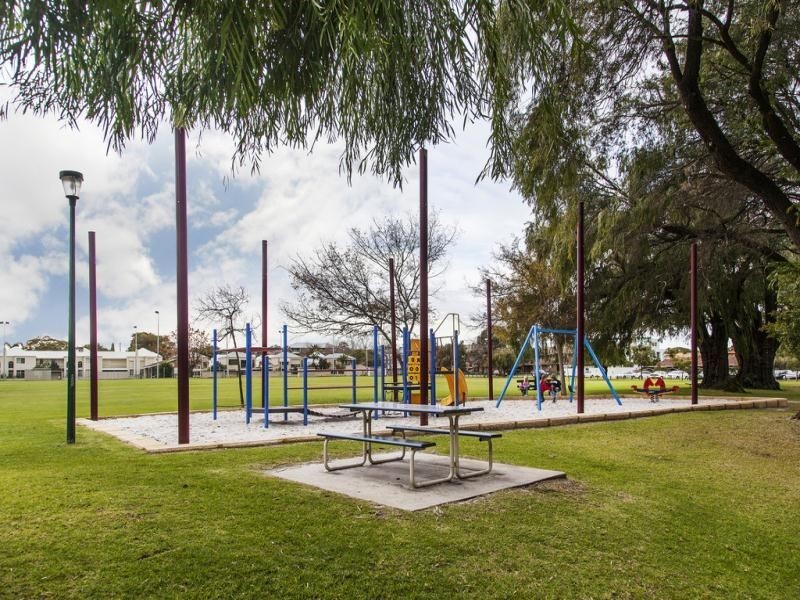 2/4 Comer Street, Como WA 6152