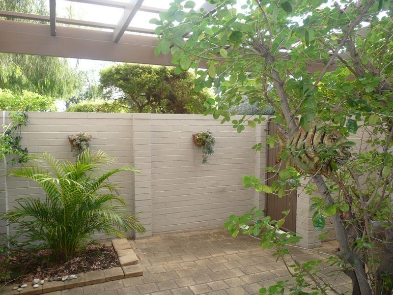 2/4 Comer Street, Como WA 6152