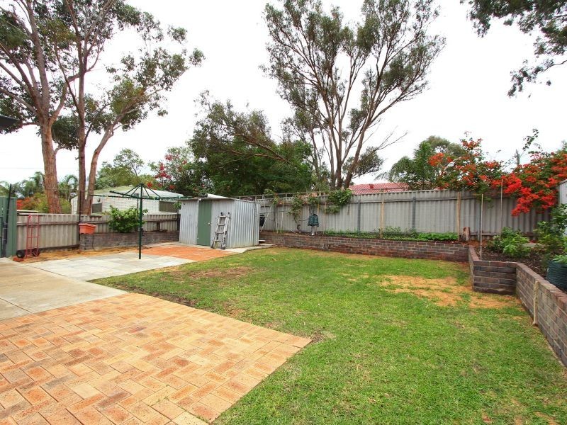 1 Hove Court, Forrestfield WA 6058