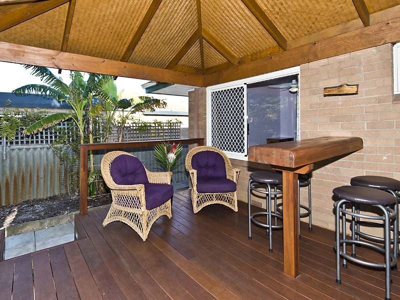 9 Balaka Way, Queens Park WA 6107