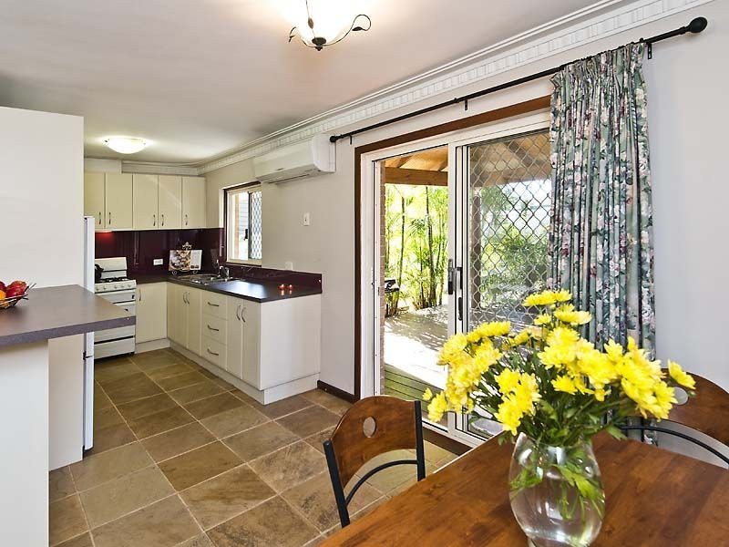 9 Balaka Way, Queens Park WA 6107