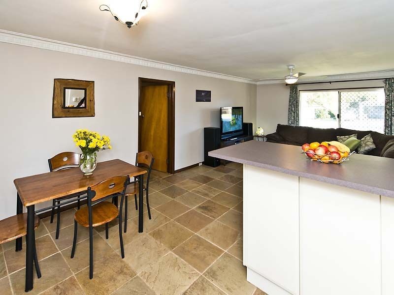 9 Balaka Way, Queens Park WA 6107