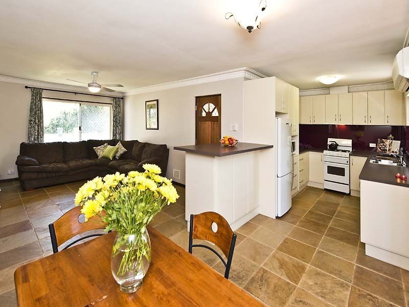 9 Balaka Way, Queens Park WA 6107