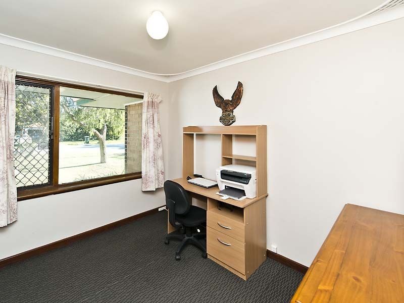 9 Balaka Way, Queens Park WA 6107