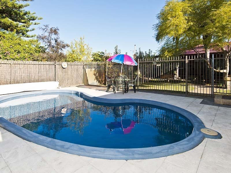 9 Balaka Way, Queens Park WA 6107