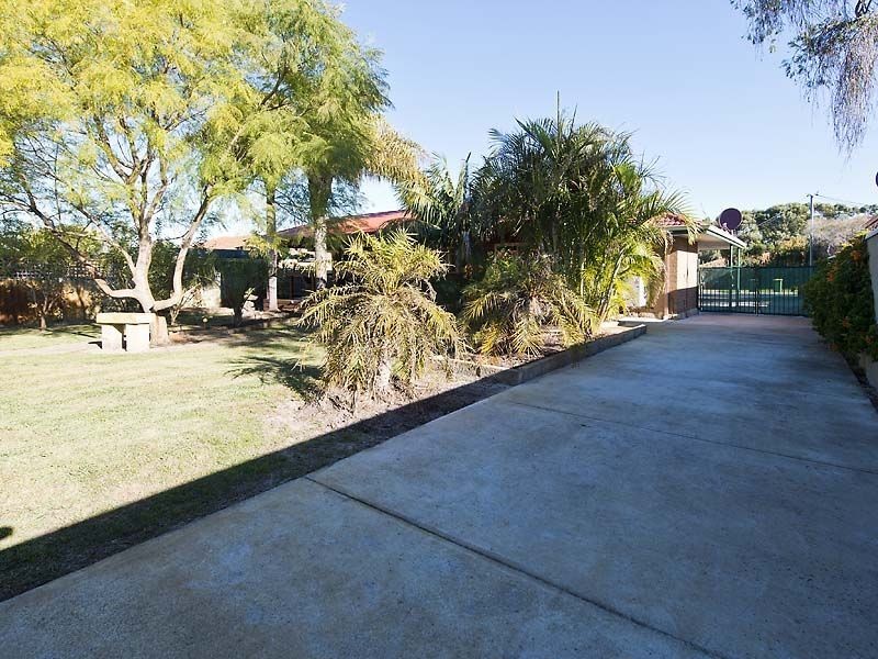 9 Balaka Way, Queens Park WA 6107