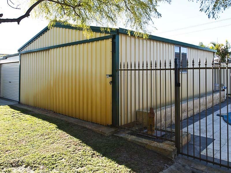 9 Balaka Way, Queens Park WA 6107